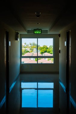 Penceresinde ışık olan koridor, Tayland.