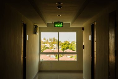 Penceresinde ışık olan koridor, Tayland.