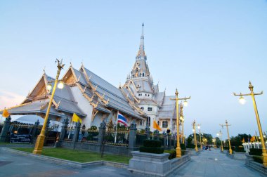 Tayland 'ın Chachoengsao eyaletinde akşam ışığında Sothorn Tapınağı.