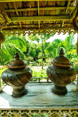 Tayland 'da parkta bir sürahi terracotta..