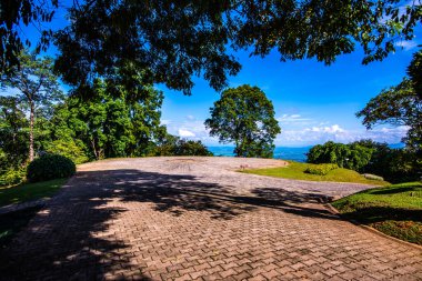 Dağ manzaralı helikopter pisti, Chiang Rai vilayeti..