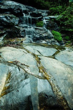 Thailand 'daki Doi Suthep Pui Ulusal Parkı' ndaki Şelaleden.