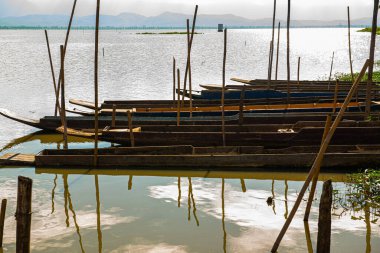 Tayland, Kwan Phayao Gölü 'ndeki yerli Tayland teknesi..