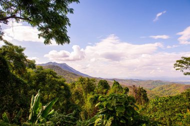 Kwan Phayao 'nun Tayland' daki dağ manzarası.