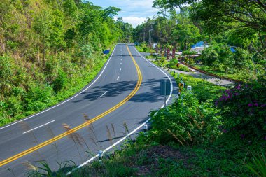 Kwan Phayao 'nun Tayland' daki dağ manzarası.