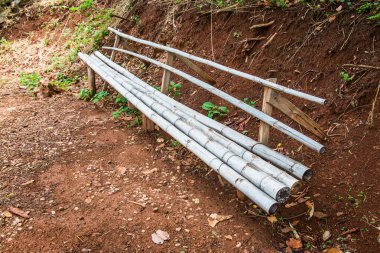 Yürüme yolunun yanındaki basit bambu bank, Tayland.