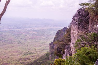 Tayland 'ın Lampang bölgesindeki ağaçlar, mağaralar ve Pan şehri.