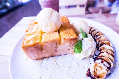 Dondurma ve beyaz tabak, Tayland