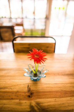 Tahta masada küçük Gerbera çiçeği, Tayland