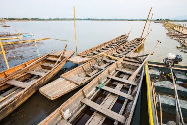 Tayland usulü gölde bir tekne, Tayland