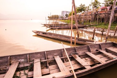 Tayland usulü gölde bir tekne, Tayland