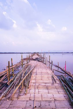 Tayland 'da, gölde Bambu Köprüsü