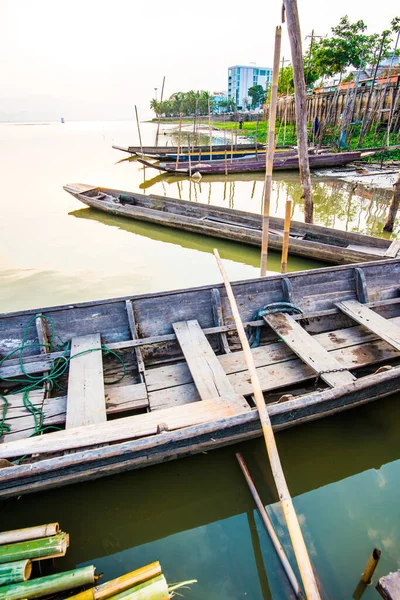 Tayland usulü gölde bir tekne, Tayland