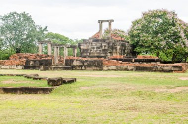 Antik Prasat Non Ku kalesinin manzarası, Tayland.