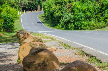 Tayland 'daki milli parkta yol ve taş..
