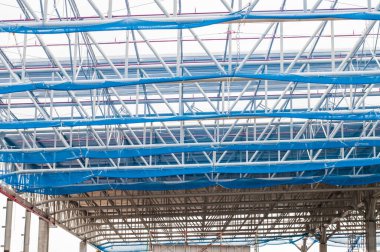 Tayland 'da inşaat alanında güvenlik ağı olan çelik kiriş.