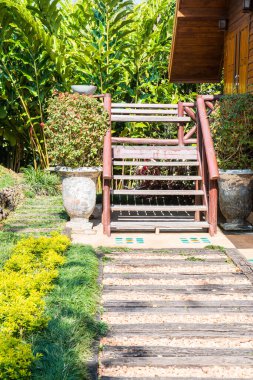 Tayland 'daki Tayland tarzı parktaki ahşap merdiven.