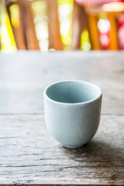 Seramik beyaz bardak ahşap masada, Tayland