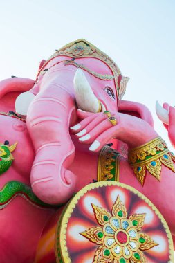 Tayland 'ın Chachoengsao ilindeki Saman Rattanaram Tapınağı' nda Beyaz Gök 'te Pembe Ganesha Heykeli