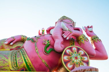 Tayland 'ın Chachoengsao ilindeki Saman Rattanaram Tapınağı' nda Beyaz Gök 'te Pembe Ganesha Heykeli