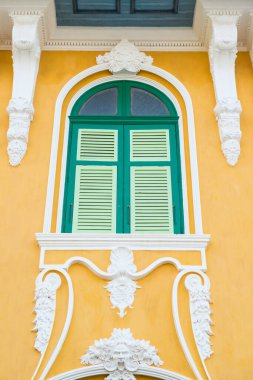 Prachinburi, Tayland 'daki Phraya Abhaibhubate binasının güzel penceresi