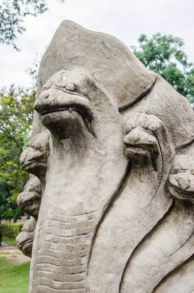 Tayland Phimai tarihi parkında Naga heykeli.