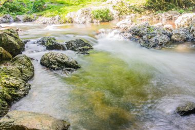 Su Khlong Lan Şelalesinde akıyor, Tayland