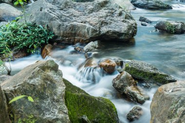 Tayland 'daki ulusal parktaki Klonglan şelalesinde su akıyor..