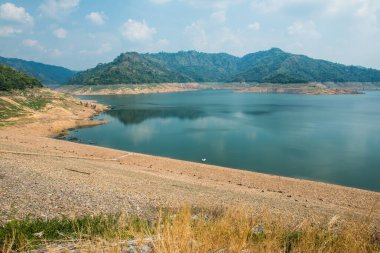 Güzel manzara Khundanprakarnchon Barajı, Tayland