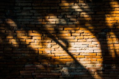 Siyah gölgeli eski tuğla duvar, Tayland.