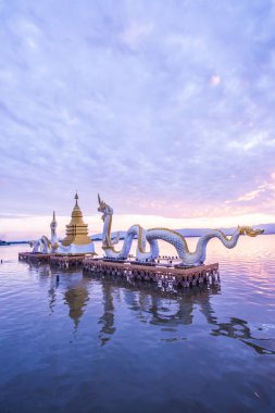 Beyaz Naga heykeli Kwan Phayao, Tayland 'da.