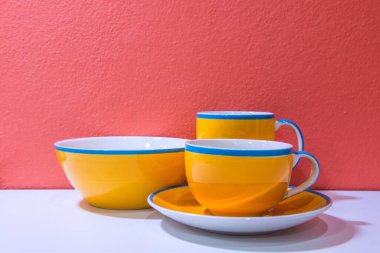 Tabak ve bardaklar turuncu duvar ve beyaz zemin, Tayland.