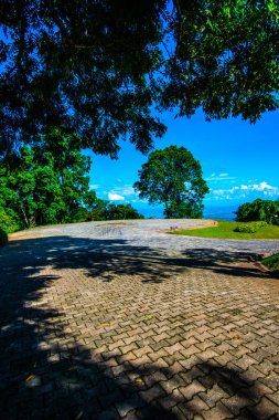 Dağ manzaralı helikopter pisti, Chiang Rai vilayeti..