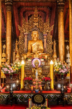 Tayland 'daki Nantaram tapınağındaki eski Buda heykeli..