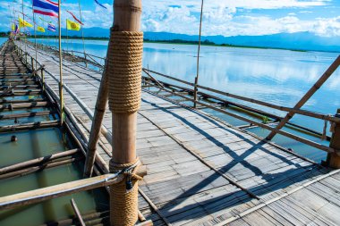 Phayao 'daki Kwan Phayao Gölü' ndeki bambu köprüsü..