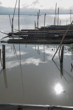 Tayland, Kwan Phayao Gölü 'ndeki yerli Tayland teknesi..