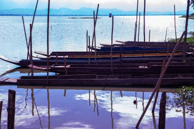 Tayland, Kwan Phayao Gölü 'ndeki yerli Tayland teknesi..