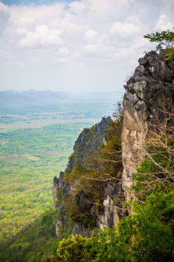 Tayland 'ın Lampang bölgesindeki ağaçlar, mağaralar ve Pan şehri.