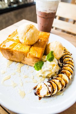 Dondurma ve beyaz tabak, Tayland