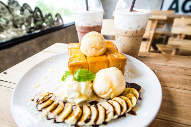 Dondurma ve beyaz tabak, Tayland