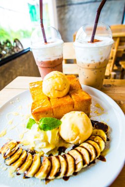 Dondurma ve beyaz tabak, Tayland