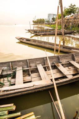 Tayland usulü gölde bir tekne, Tayland