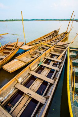 Tayland usulü gölde bir tekne, Tayland