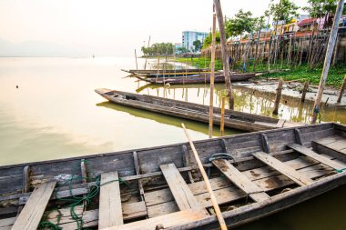 Tayland usulü gölde bir tekne, Tayland