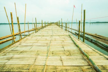 Tayland 'da, gölde Bambu Köprüsü