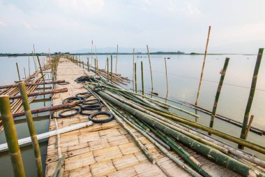 Tayland 'da, gölde Bambu Köprüsü