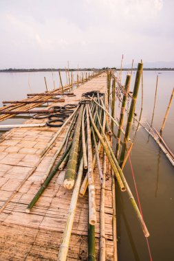 Tayland 'da, gölde Bambu Köprüsü