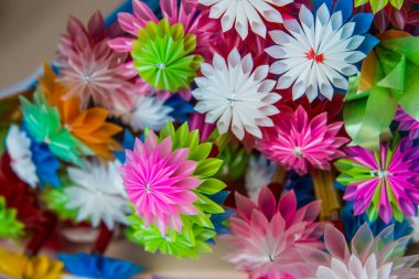 Plastik tüpten yapılmış renkli çiçekler, Tayland