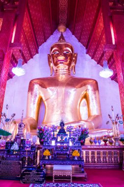 Tayland 'ın Phayao eyaletindeki Si Khom Kham tapınağındaki büyük Buda heykeli.