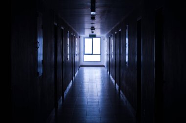 Işık pencereden koridora doğru akar..